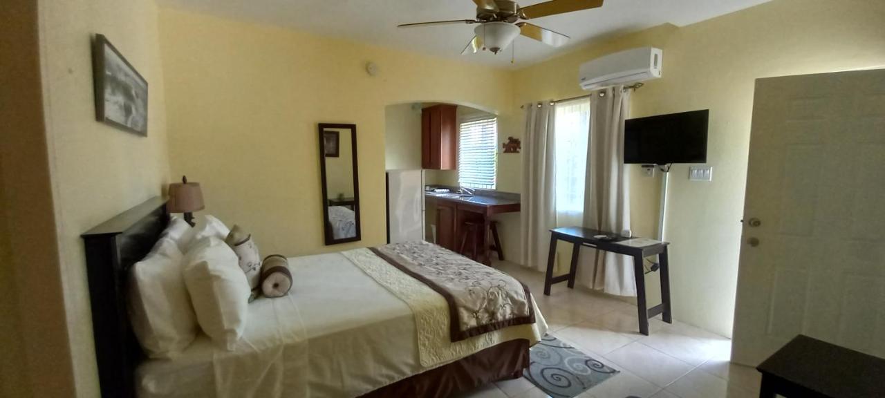 Modrians Bed & Breakfast Runaway Bay Eksteriør bilde